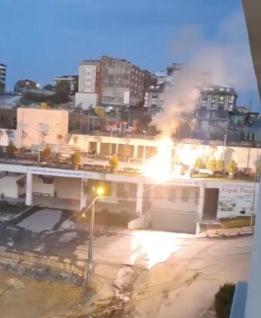 Arnavutköy’de elektrik telleri havai fişek gibi patladı, o anlar kamerada