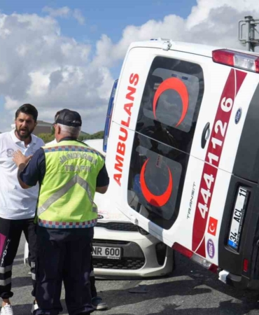Arnavutköy’de hastaya giden ambulans ışıklarda bekleyen otomobilin üzerine devrildi