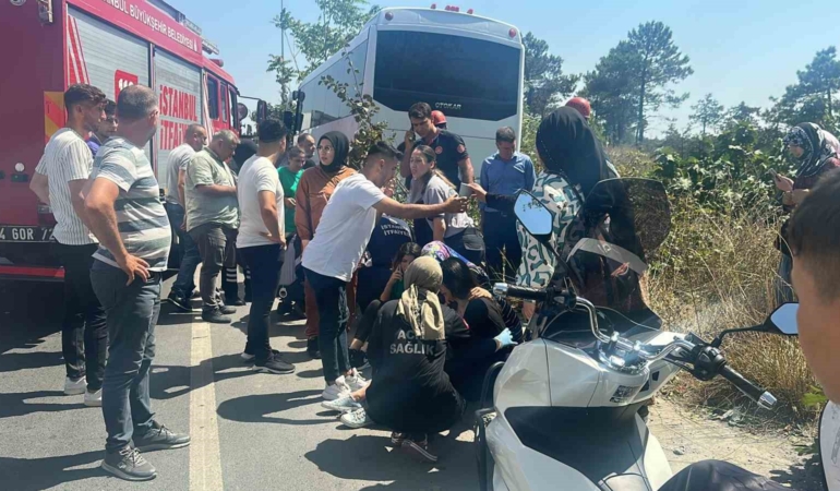 Arnavutköy’de şehir hastanesi personellerini taşıyan servis kazaya karıştı: 5 işçi yaralı
