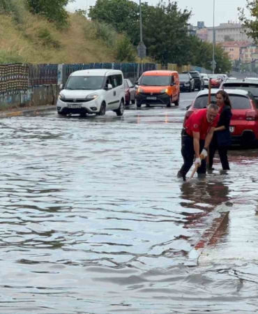 Ataşehir’de sağanak yağış sonrası caddeleri su bastı