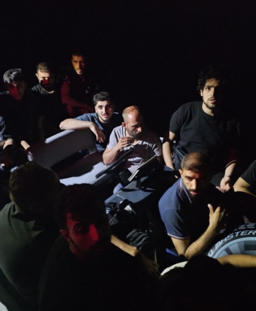 Ayvacık açıklarında 19 kaçak göçmen ile 1 göçmen kaçakçısı şüphelisi yakalandı