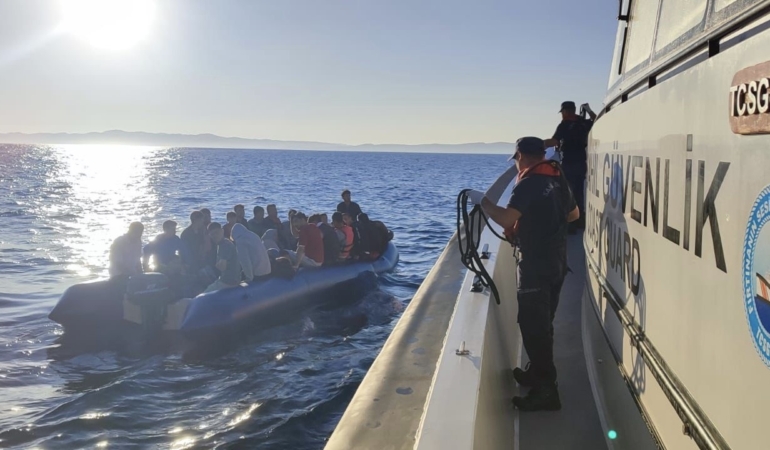 Ayvacık açıklarında 43 kaçak göçmen yakalandı