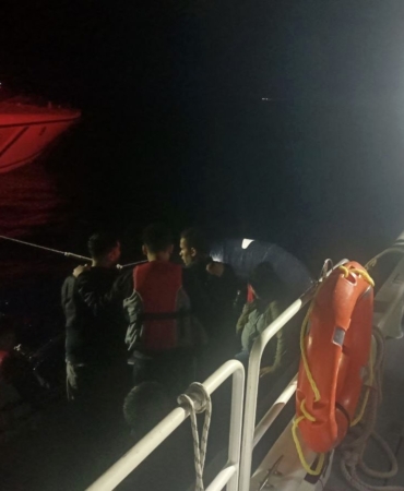 Ayvacık açıklarında lastik botları arıza yapan ve sürüklenen 8 kaçak göçmen kurtarıldı