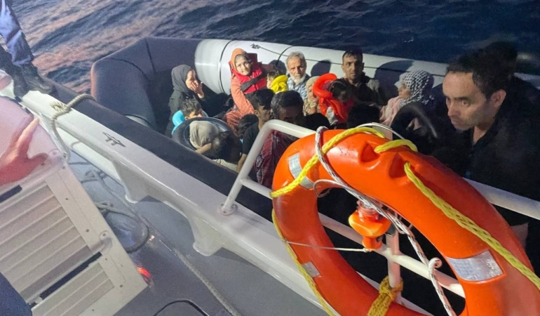 Ayvalık açıklarında 12’si çocuk 34 düzensiz göçmen yakalandı