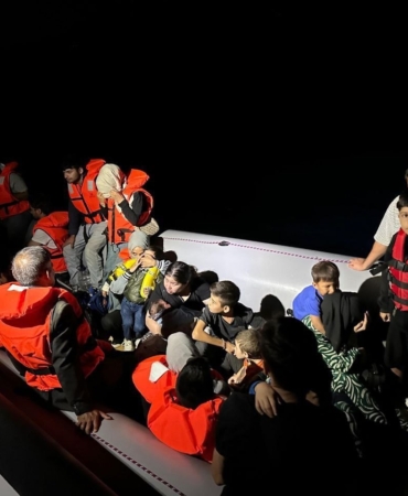 Ayvalık açıklarında 27’si çocuk 64 düzensiz göçmen kurtarıldı