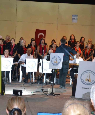 Ayvalık - Küçükköy Halk Müziği’nin konserine ilgi yoğun oldu
