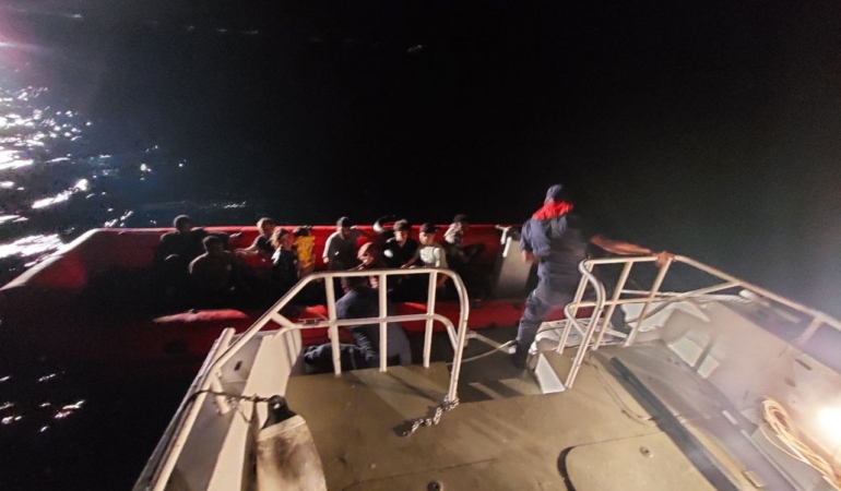 Ayvalık’ta 3’ü çocuk 11 göçmen sahil güvenlik botuyla kurtarıldı