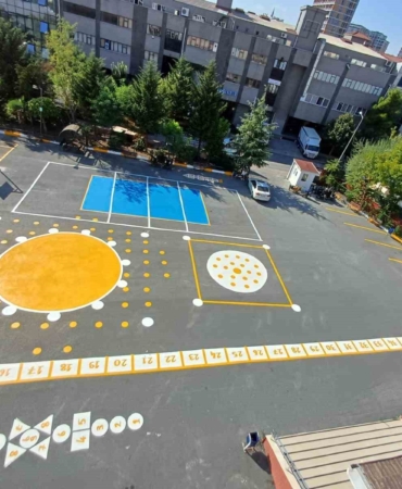 Bağcılar’daki okul bahçeleri renklendi