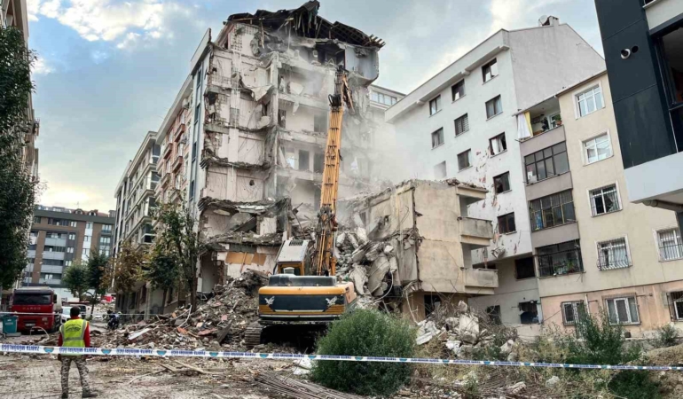 Bahçelievler’de bir binanın yıkım çalışması sırasında yanındaki bina zarar gördü