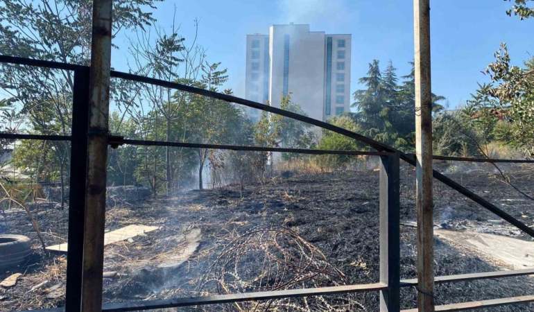 Bahçelievler’de otluk alanda yangın çıktı