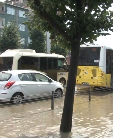 Bahçelievler’de yolu su bastı araçlar ilerlemekte zorluk yaşadı
