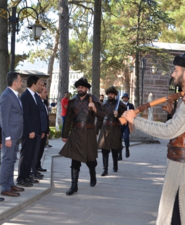 Bakan Yardımcısı Eminoğlu, Ertuğrul Gazi Türbesinde Alplerin nöbet değişimini izledi