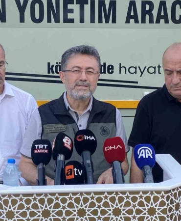 Bakan Yumaklı: "Yangın yaklaşık 7 kilometrelik bir hat oluşturdu"