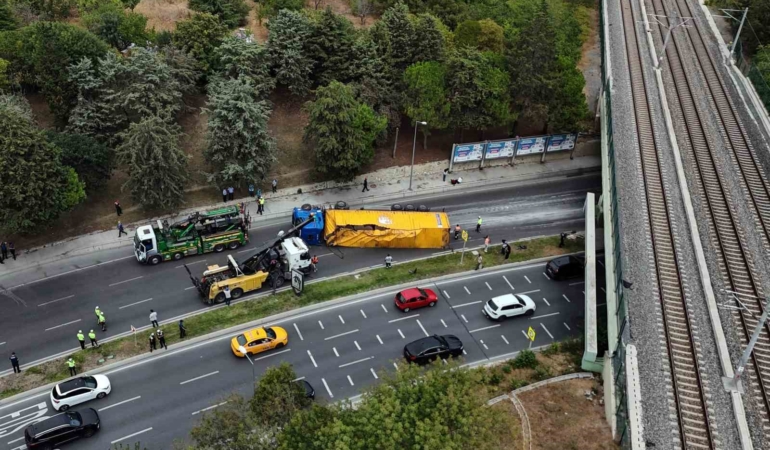 Bakırköy’de alt geçide çarpan tır vinç yardımıyla çekildi