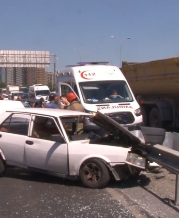 Bakırköy’de araç bariyerlere ok gibi saplandı: 2 yaralı