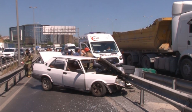 Bakırköy’de araç bariyerlere ok gibi saplandı: 2 yaralı
