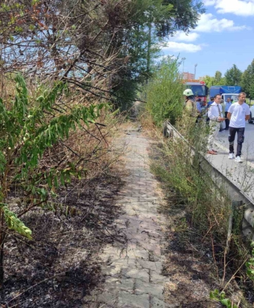 Bakırköy’de E5 kenarında korkutan yangın
