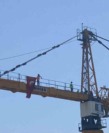 Bakırköy’de metro inşaatında paralarını alamayan işçiler kuleye çıkıp eylem yaptı