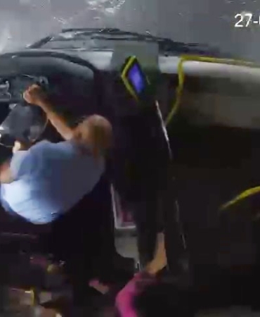 Bakırköy’de tırın devrilme anı otobüs kamerasında