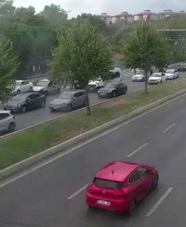 Bakırköy’de tırın İETT otobüsünün üzerine devrildiği anlar kamerada