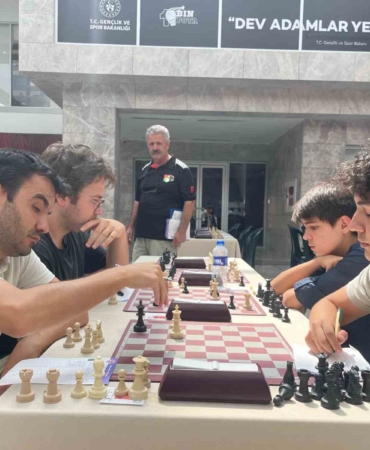 Bakırköy’de Zafer Kupası Satranç Turnuvası’na katılan yarışmacılar kıyasıya mücadele etti