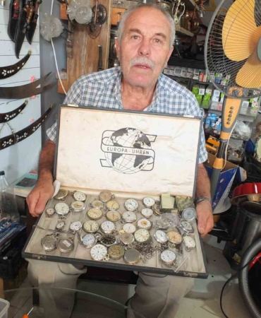 Balıkesirli makineciyi, eski merakı binlerce saatin sahibi yaptı