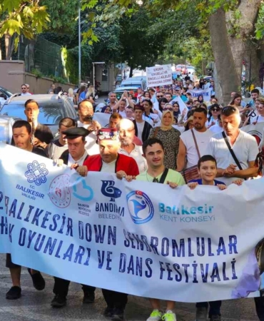 Bandırma’da Down Sendromlular için renkli festival kortej yürüyüşü ile başladı