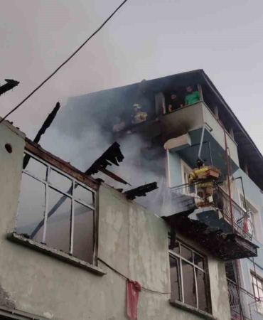 Banyo sobasını yakarken 2 katlı ev küle döndü