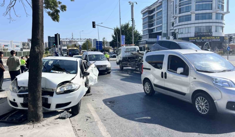 Başakşehir’de iki aracın karıştığı kazada 1’i ağır 4 kişi yaralandı