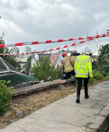 Başakşehir’de kontrolden çıkan kamyonet 5 metre yükseklikten siteye düştü