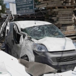 Başakşehir’de kontrolden çıkan kamyonet dehşet saçtı: 2 yaralı