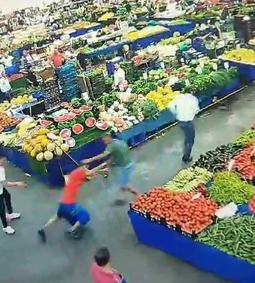 Başakşehir’de pazarcıların yer işgali kavgası kamerada