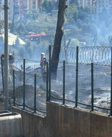 Başakşehir’de sanayi sitesi yanındaki alan yangını söndürüldü