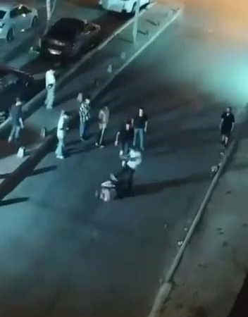 Başakşehir’de sokak ortasında yere yatırdığı arkadaşını böyle tekmeledi