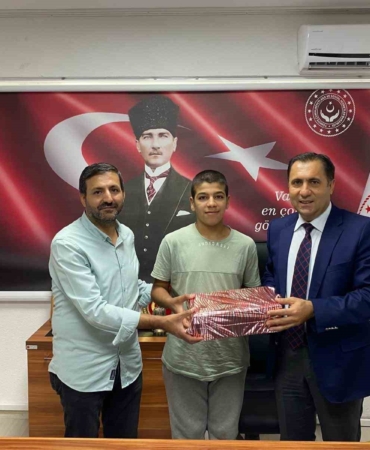 Başarılı güreşçiden anlamlı ziyaret