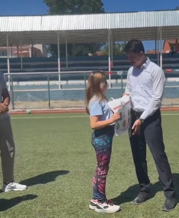 Başarılı öğrencilere hediyeleri takdim edildi