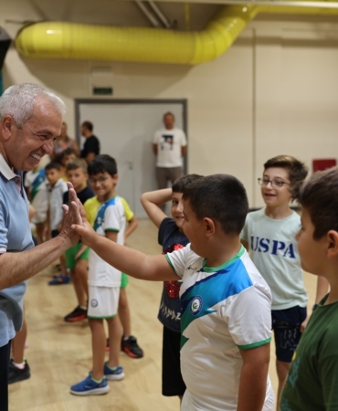 Başkan Şadi Özdemir, çocuklarla spor yaptı
