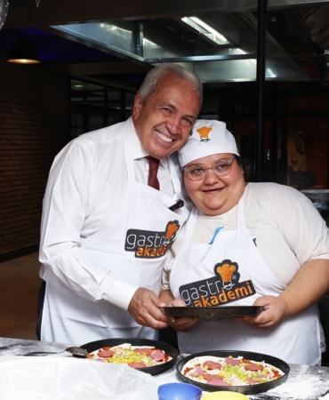 Başkan Şadi Özdemir, özel çocuklarla pizza yaptı