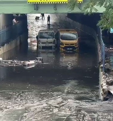Bayrampaşa’da sağanak yağış nedeniyle altgeçidi su bastı: Vatandaşlar mahsur kaldı