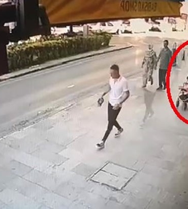 Bebek arabasıyla gezinirken beğendiği başka arabayı kucağında bebeğiyle çaldı