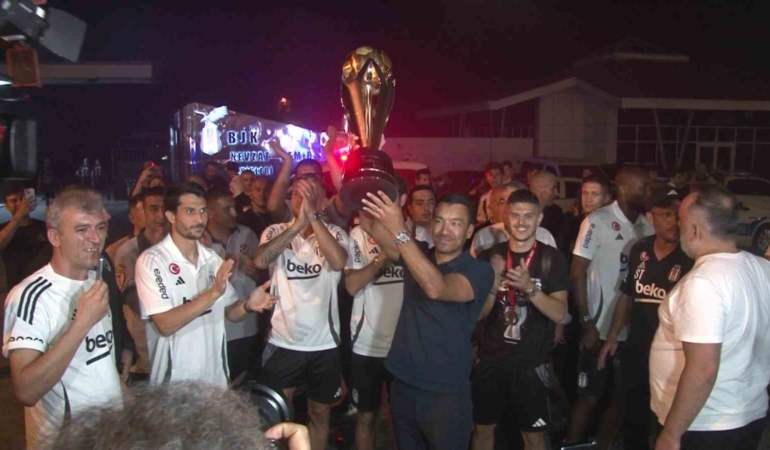 Beşiktaş’ın Süper Kupa galibiyeti taraftarlarla kutlandı