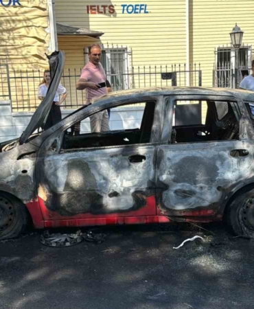 Beşiktaş’ta alev alev yanan araç küle döndü