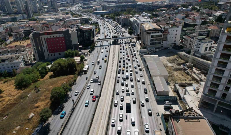 Beylikdüzü - Avcılar arası trafik çilesi: 9 kilometrelik yol 1 saat 15 dakikaya çıktı