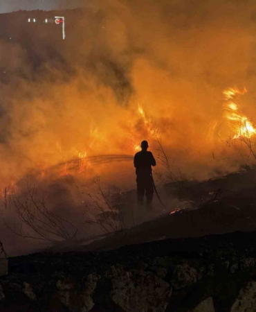 Beylikdüzü’nde caminin bahçesinde korkutan yangın: Alevler metrelerce yükseldi