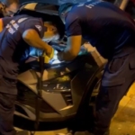 Beylikdüzü’nde itfaiye ekiplerinden araca sıkışan kediyi kurtarma operasyonu