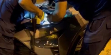 Beylikdüzü’nde itfaiye ekiplerinden araca sıkışan kediyi kurtarma operasyonu