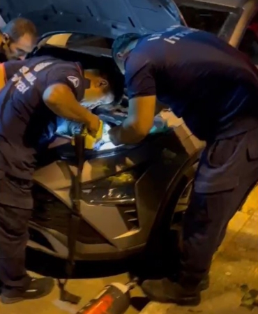 Beylikdüzü’nde itfaiye ekiplerinden araca sıkışan kediyi kurtarma operasyonu