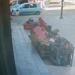 Beylikdüzü’nde kaldırımda oturan çocuklara araç çarptı: 1’i ağır 3 çocuk yaralandı