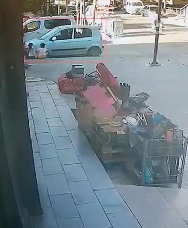 Beylikdüzü’nde kaldırımda oturan çocuklara araç çarptı: 1’i ağır 3 çocuk yaralandı