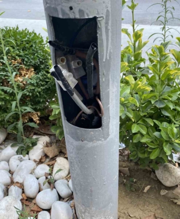 Beylikdüzü’nde “ölüm tehlikesi” saçan aydınlatma direkleri